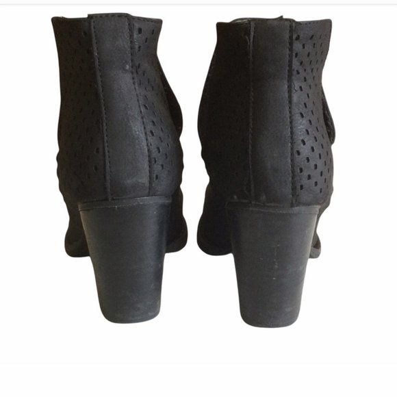π$5 or free with bundleπ Steve Madden Black Heeled Booties Size 36 - Picture 3 of 10